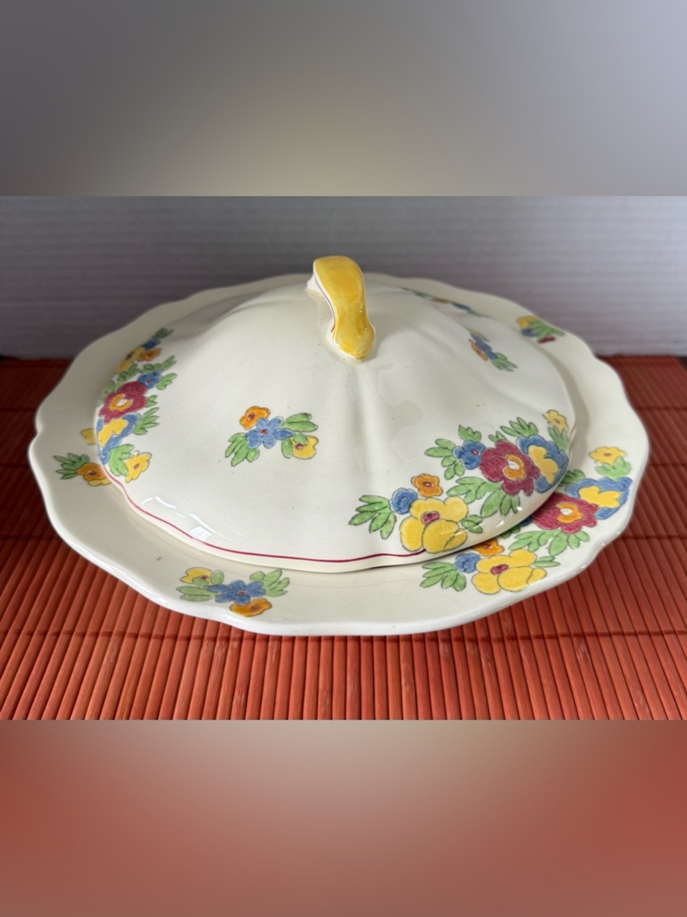 Royal Doulton Minden D5334 serving  bowl with lid. EVC